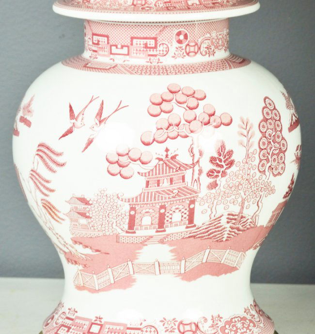 A PAIR OF RED AND WHITE GINGER JAR LAMPS Lot 92