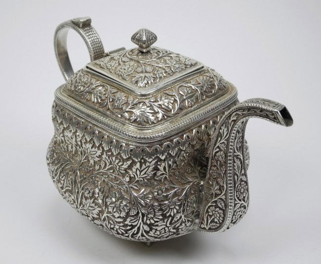 1089: INDIAN COLONIAL SILVER TEA POT : Lot 1089