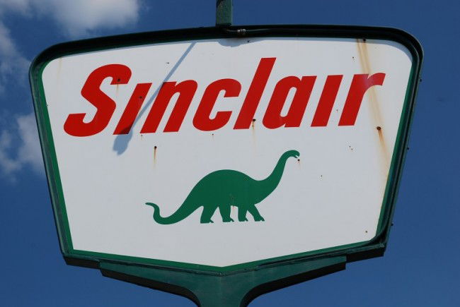 89: Sinclair with dino logo identification sign on pole : Lot 89