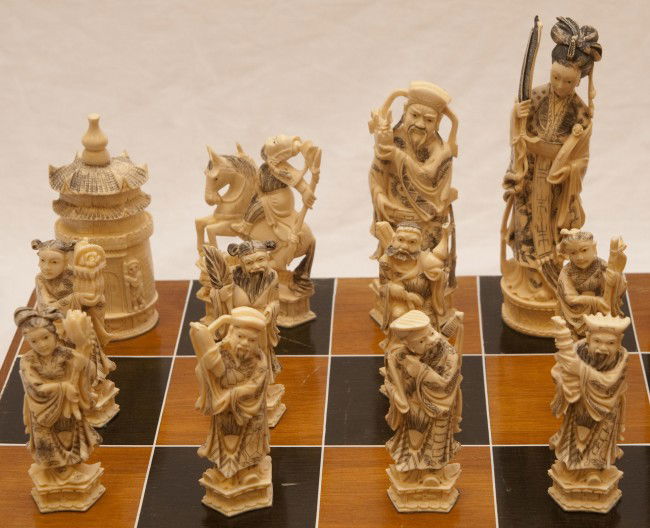 119: LARGE CHINESE HAND CARVED IVORY CHESS SET : Lot 119