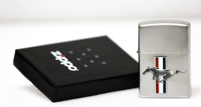 Briquet Zippo Ford Mustang - Finition Rouge Mat - Gravure Cheval Mustang