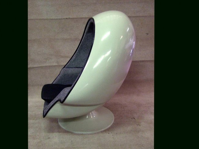 45: Stereo Alpha Mod Pod Egg Chair : Lot 45