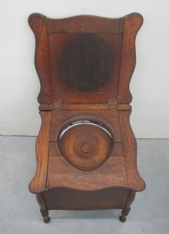 126: ANTIQUE CHAMBER POT COMMODE CHAIR : Lot 126