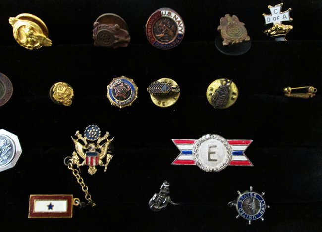 WWI WWII MILITARY LAPEL PINS : Lot 54