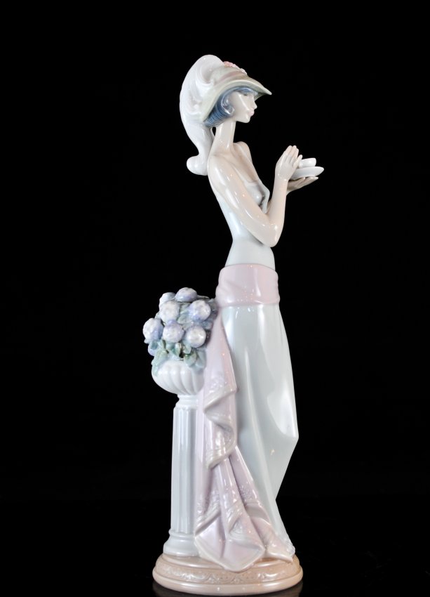 Lladro Retired "Tea Time" Porcelain Figurine Lot 96