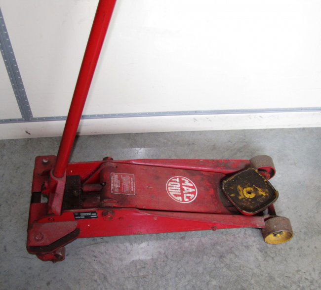 44A 2 ton capacity Mac Tools floor jack Lot 44A