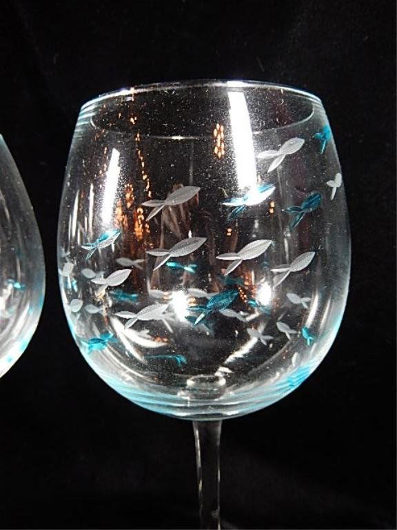 5 WINE GLASSES WITH ETCHED BLUE & CLEAR FISH DESIGN, : Lot 301