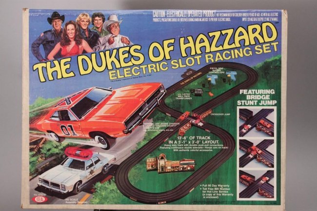 1981 The Dukes of Hazzard Slot Racing Set : Lot 580