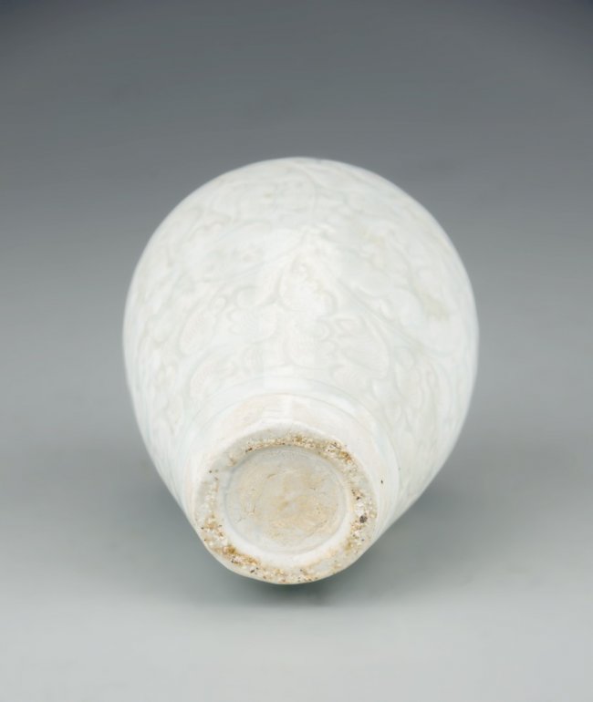 A Chinese Qingbai Meiping Porcelain Vase Lot 141