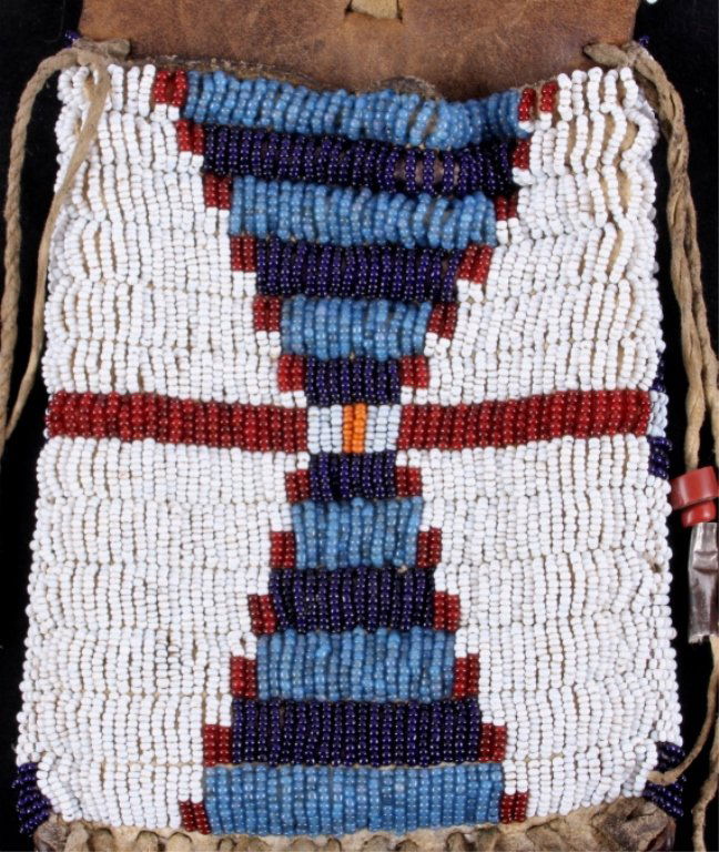 Blackfoot Strike-a-Lite Beaded Bag The lot feature : Lot 26