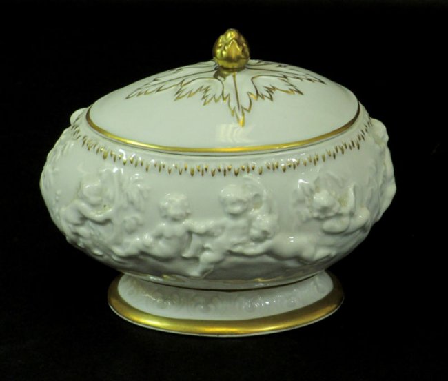 CAPODIMONTE VINTAGE FOOTED BOWL WITH LID : Lot 441