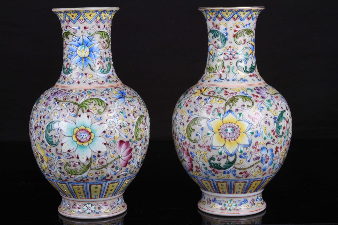 PAIR OF "DA QING QIAN LONG NIAN ZHI" MARKED ENAMEL GLAZED VASE PAITNED