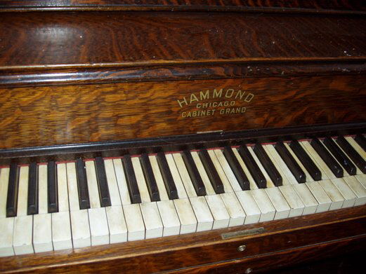 69: Antique Tiger Oak Upright Hammond Piano : Lot 69