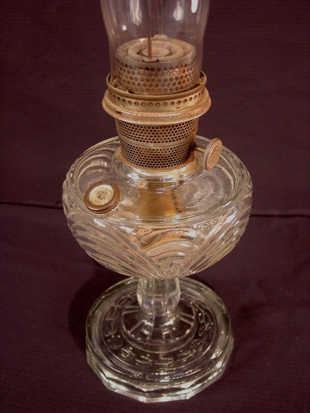 60 Aladdin oil lamp. Lot 60