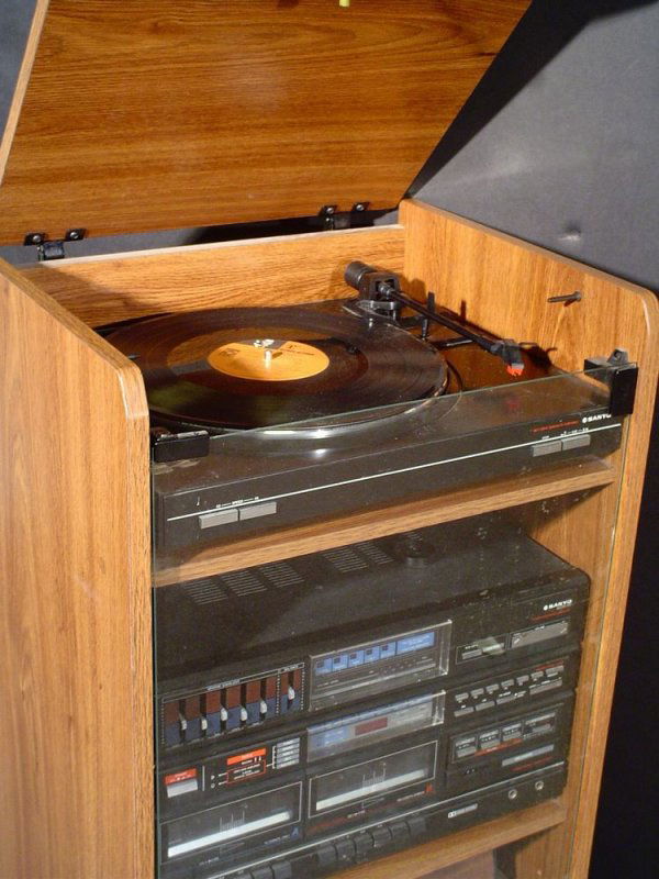 764 SANYO 560 STEREO SYSTEM IN WALNUT WITH GLA Lot 764