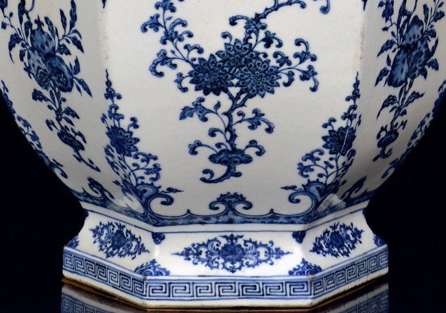 Grand Chinese Blue and White Fruit Vase : Lot 9117