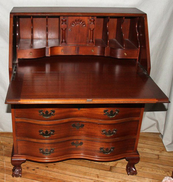 070293 MADDOX TABLES CO. MAHOGANY SLANT TOP DESK, Lot 70293