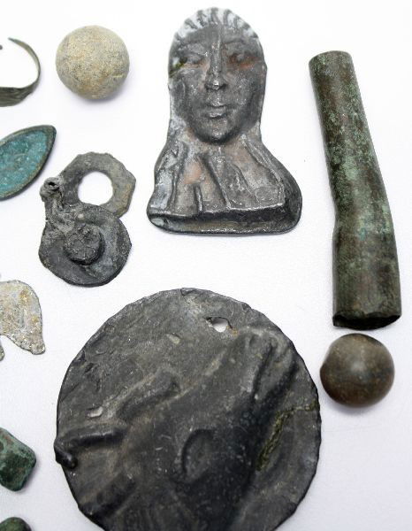 COLLECTION OF ANCIENT ROMAN ARTIFACTS : Lot 4063