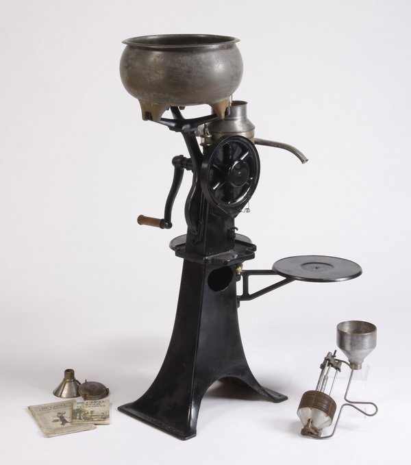 1919 DeLaval cast iron cream separator Lot 385