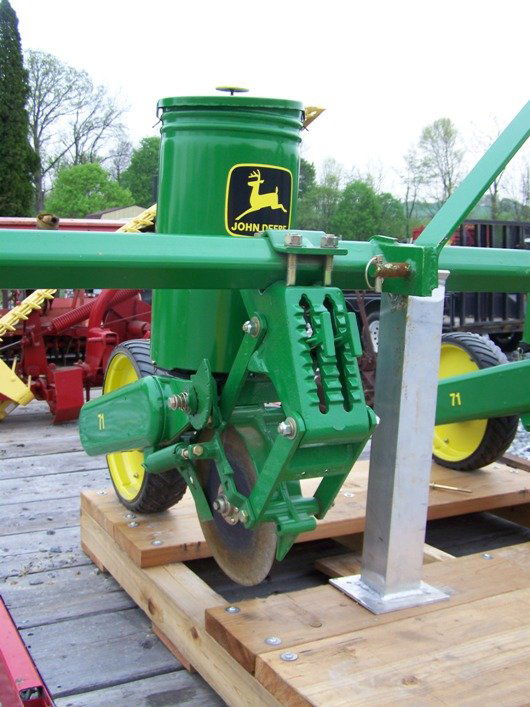 115: John Deere Tool Bar w/ 71 Planter Units for Tracto : Lot 115