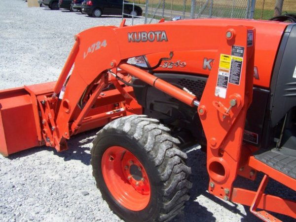 144: 2007 Kubota L3240 4x4 Compact Tractor with Loader : Lot 144