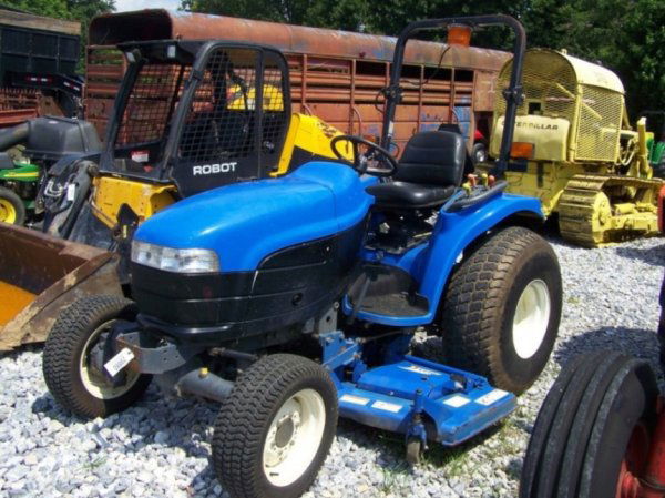 390: New Holland TC33D 4x4 Compact Tractor w/ Mower : Lot 390