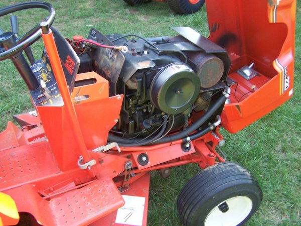 2606: 1985 Ingersoll Case 220 Lawn & Garden Tractor : Lot 2606