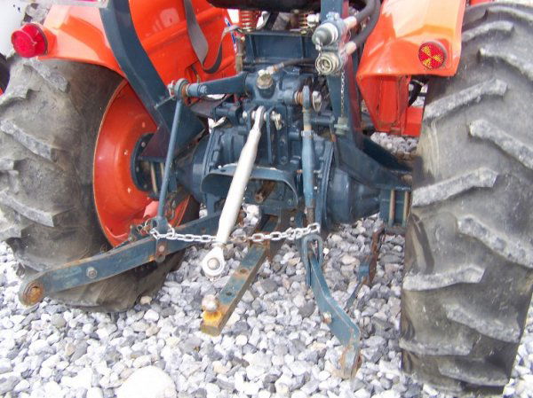 136: Kubota L2350 4x4 Compact Tractor With Loader : Lot 136