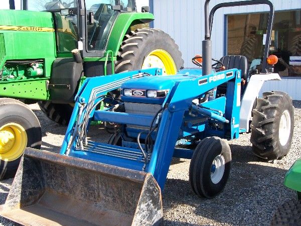 38: FORD 1320 COMPACT TRACTOR W/ LOADER 400 HRS LIKE NE : Lot 38