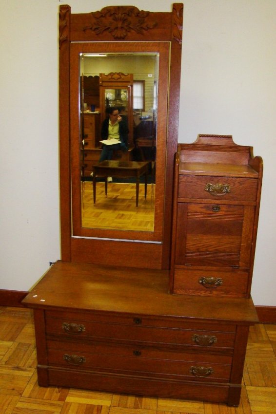 910 An oak gentleman's dresser with hat box and tiltin Lot 910